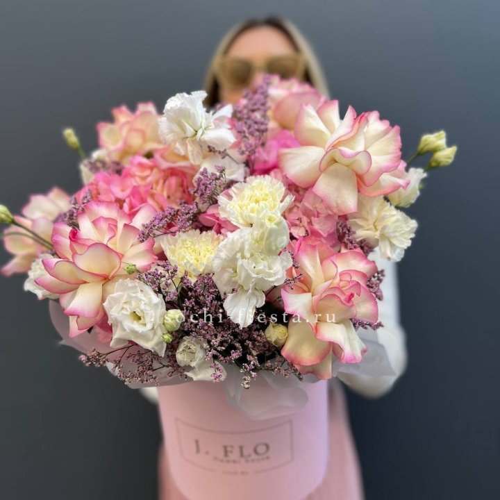 Цветочная композиция "Глория" в боксе в Санкт-Петербурге