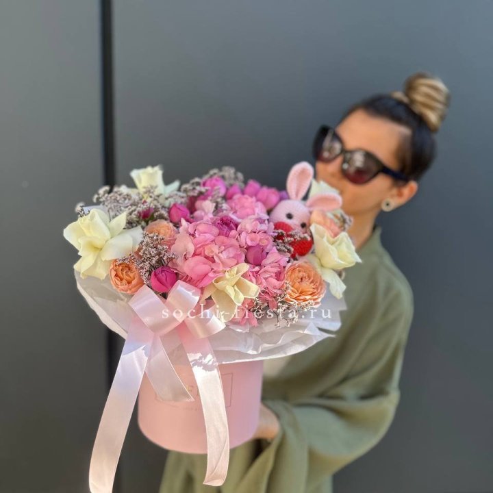 Дизайнерский цилиндр с игрушкой "Лола" в Санкт-Петербурге