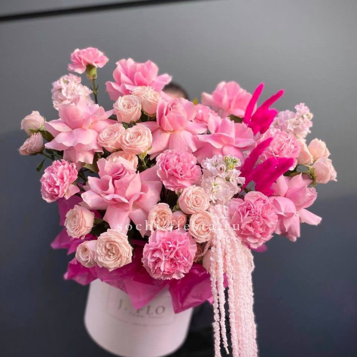 Цветочная коробка "Стелла" с доставкой в Санкт-Петербурге