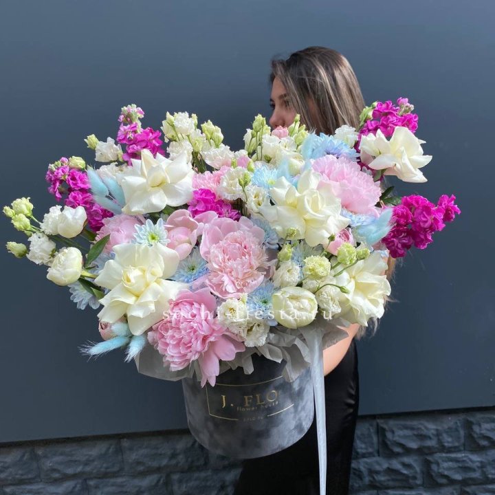 Дизайнерский цилиндр "Пионы гарден" в Санкт-Петербурге