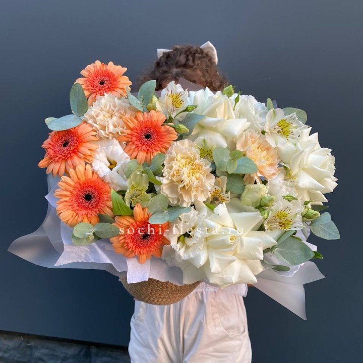 Розы и герберы в джутовом кашпо "Георгино" в Санкт-Петербурге