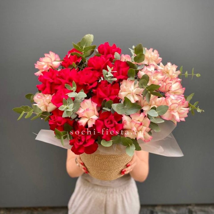 25 Французских роз в джутовом кашпо  в Санкт-Петербурге