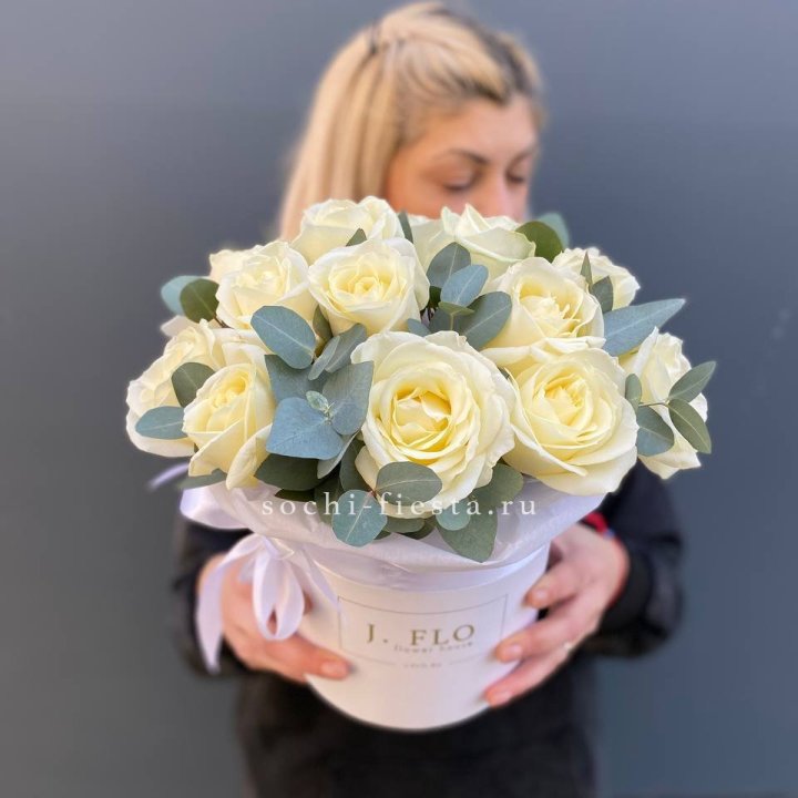 15 белых роз в боксе в Санкт-Петербурге