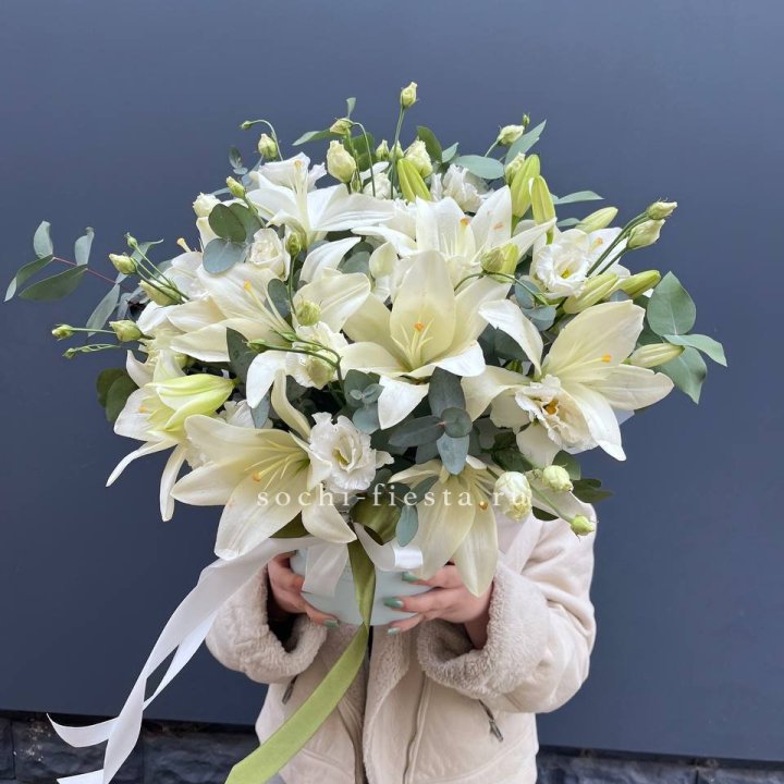 Бокс лилий и эустомы в Санкт-Петербурге