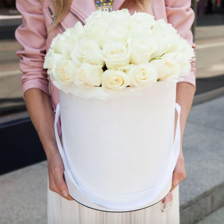 35 белых роз в цилиндре в Санкт-Петербурге