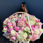 Заказать КОРЗИНЫ С ЦВЕТАМИ в Санкт-Петербурге с доставкой и по самым низким ценам