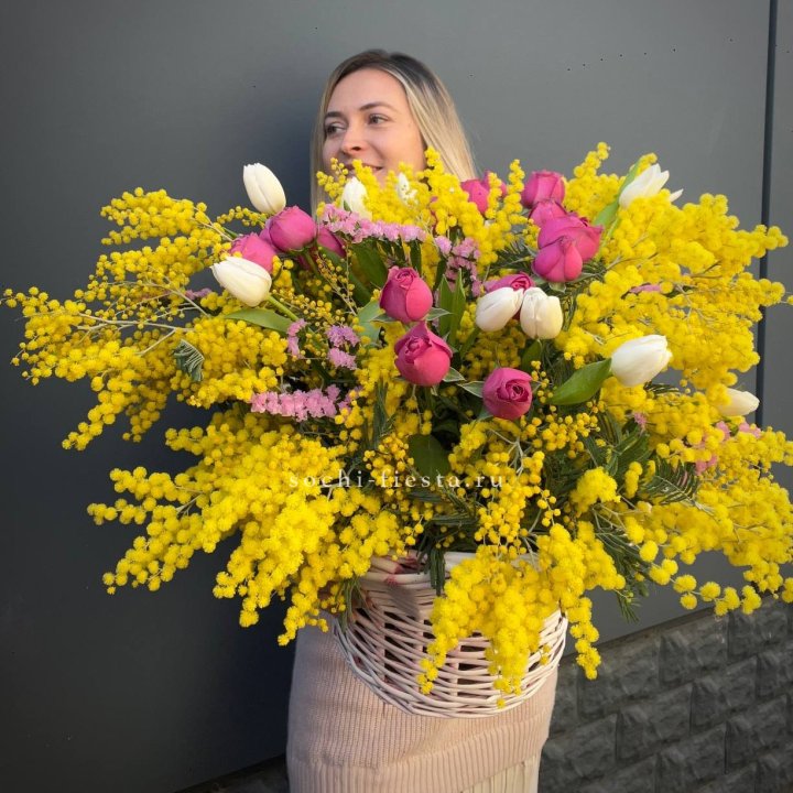 Цветочная корзина с мимозой "Спринг" в Санкт-Петербурге
