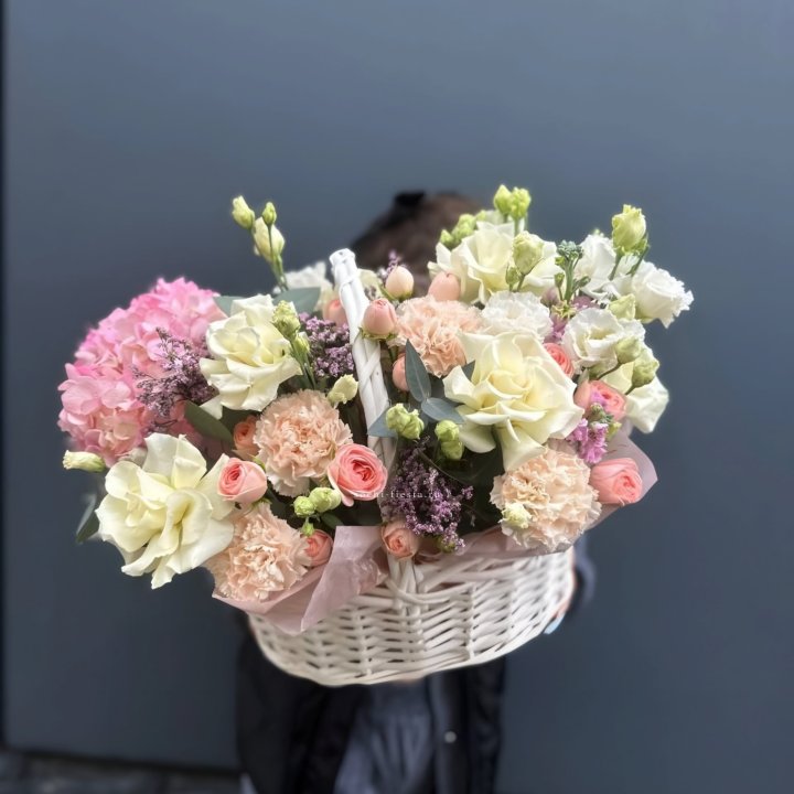 Цветочная корзина "Софтнес" в Санкт-Петербурге