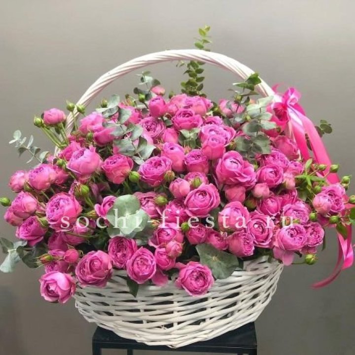 65 пионовидных кустовых роз в корзине в Санкт-Петербурге