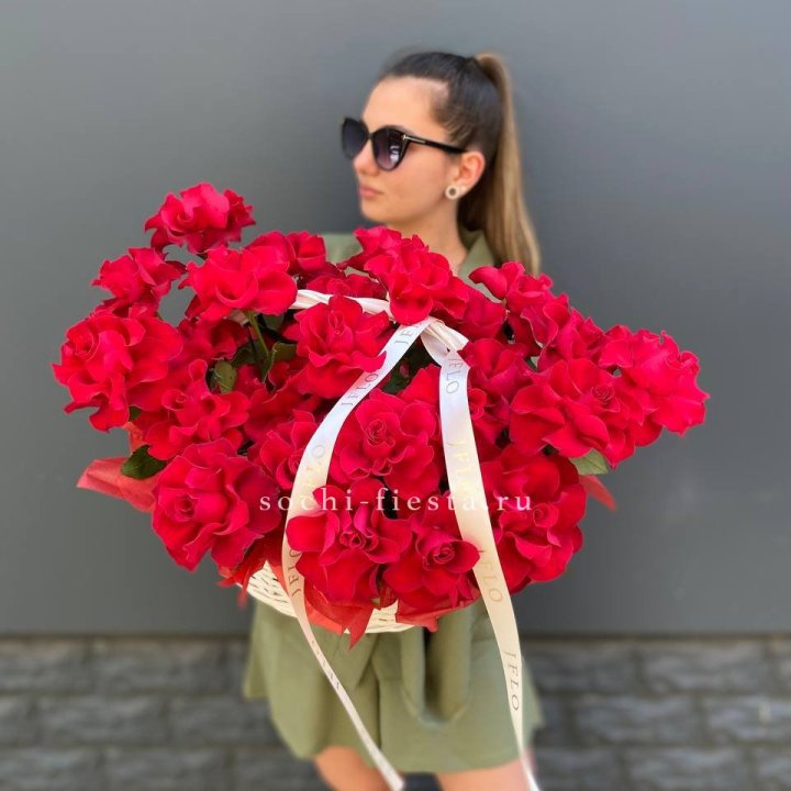 Красные французские розы в корзине в Санкт-Петербурге