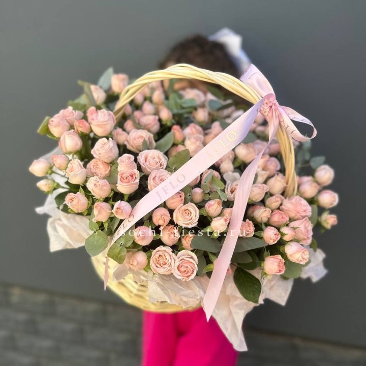 Корзина кустовых пионовидных роз в Санкт-Петербурге