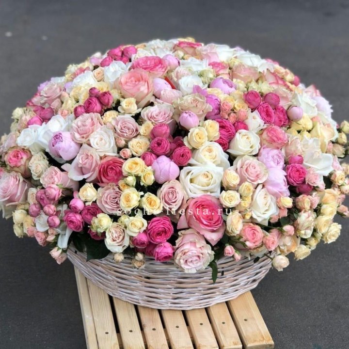 Цветочная корзина из пионов и пионовидных роз "Юниверсити" в Санкт-Петербурге