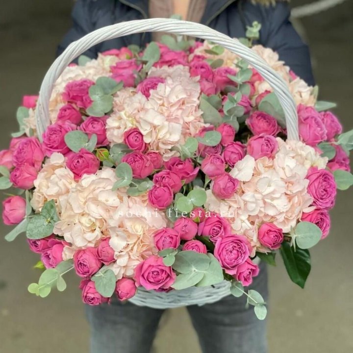 Корзина с гортензией и Мисти Баблс в Санкт-Петербурге