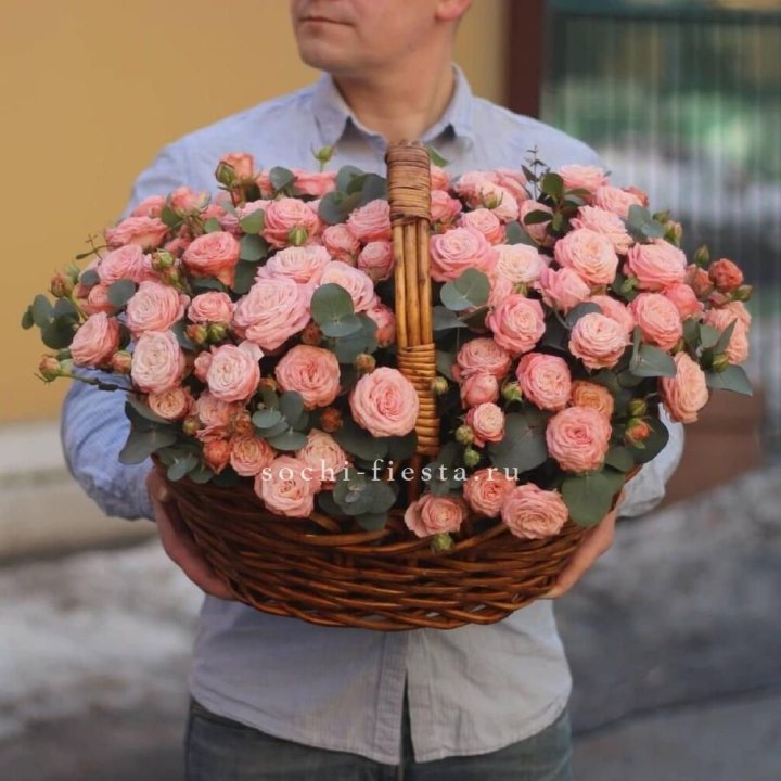 Корзина из 101 пионовидной розы в Санкт-Петербурге