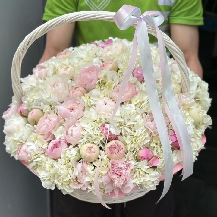 Премиум корзина гортензий и пионов в Санкт-Петербурге