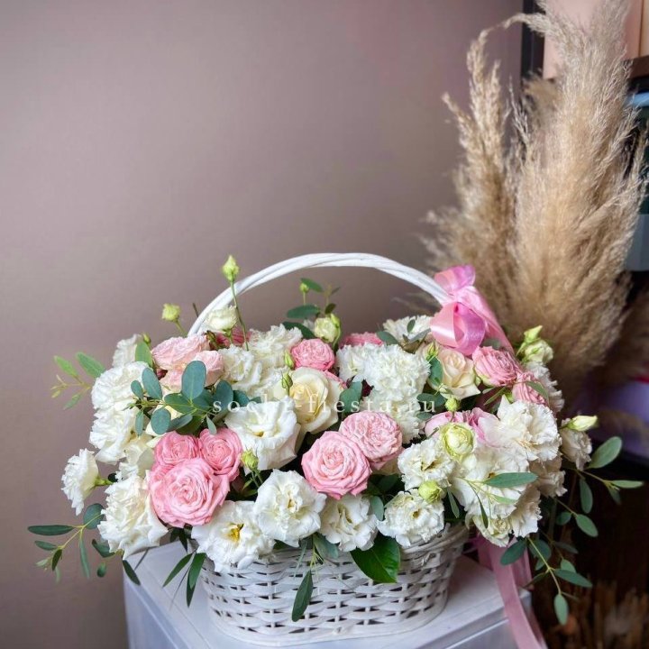 Цветочная корзина "Пинки вайт" в Санкт-Петербурге