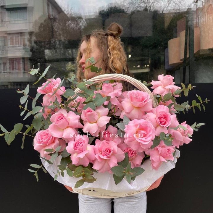 25 роз в цветочной корзине  в Санкт-Петербурге