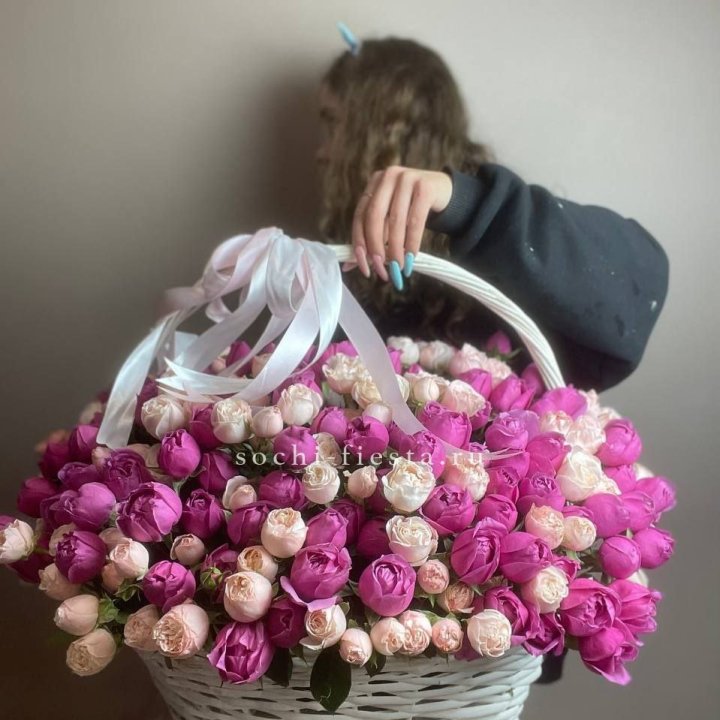 Премиум корзина пионовидных кустовых роз в Санкт-Петербурге