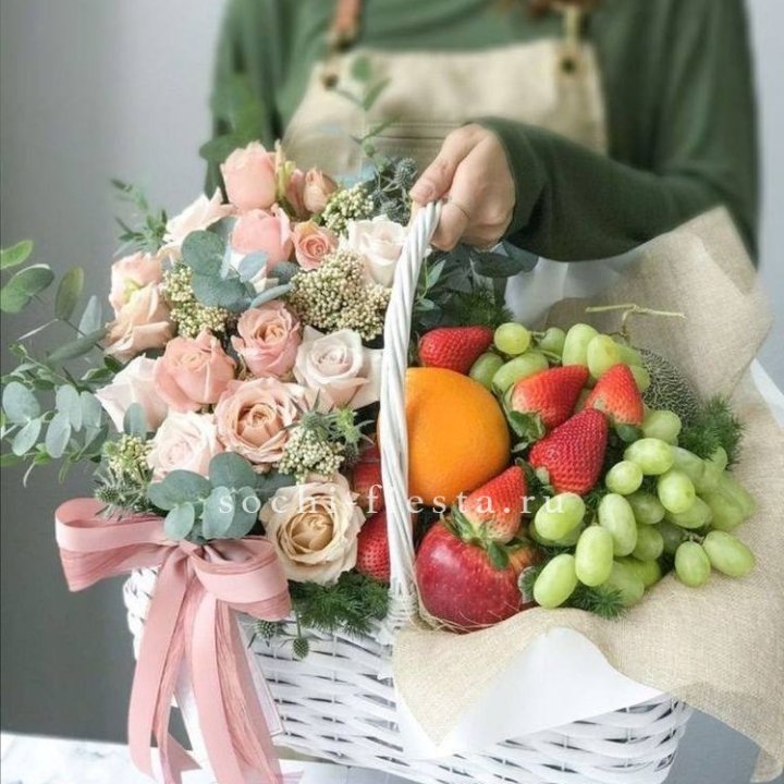 Фруктовая корзина c цветами в Санкт-Петербурге