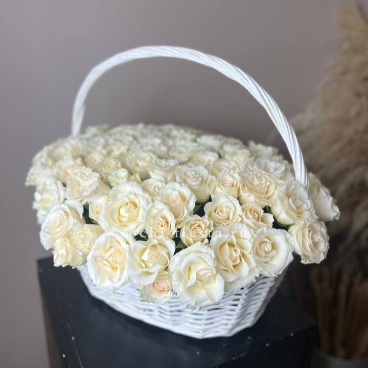 101 белая роза в корзине в Санкт-Петербурге