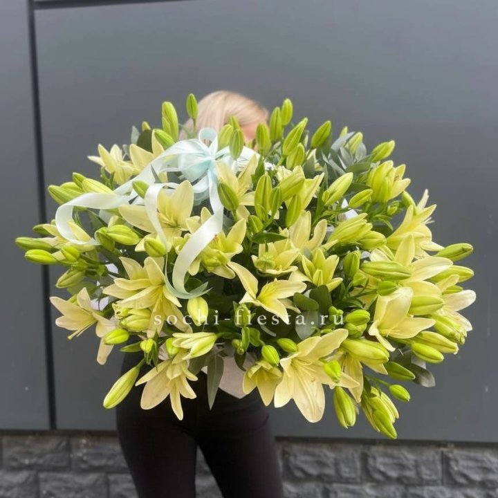 Лилии в корзине в Санкт-Петербурге