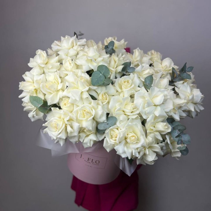 37 белых роз в боксе в Санкт-Петербурге