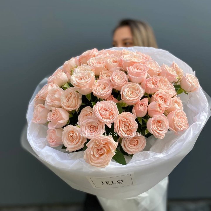 Букет кустовых роз Бомбастик с доставкой в Санкт-Петербурге