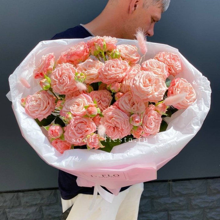 Пионовидные розы Мадам Бомбастик в Санкт-Петербурге