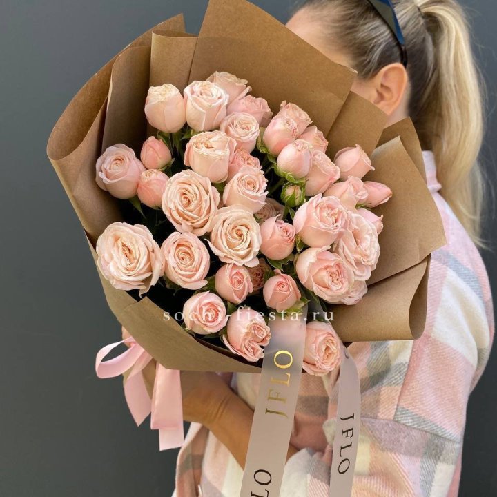 Кустовые розы Бомбастик в крафте в Санкт-Петербурге