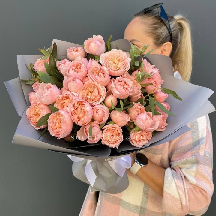 Букет с пионовидными розами "Пивайн" в Санкт-Петербурге