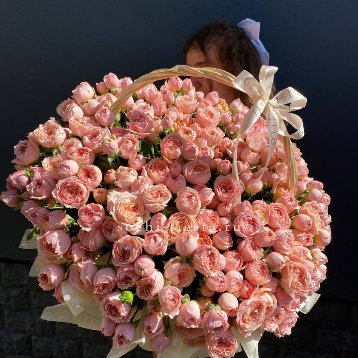 Корзина из пионовидных роз в Санкт-Петербурге