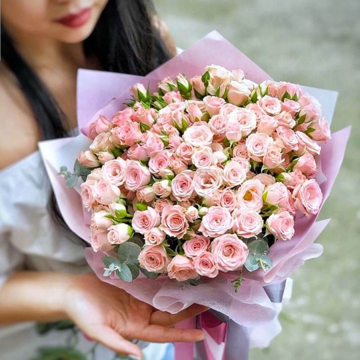 Кустовые розы с эвкалиптом в Санкт-Петербурге