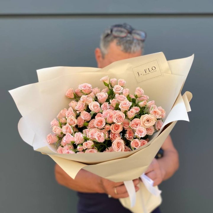 Кустовые розы леди в Санкт-Петербурге