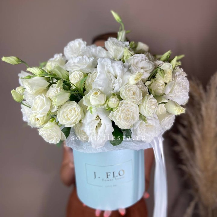 Бокс кустовых роз и эустомы  в Санкт-Петербурге