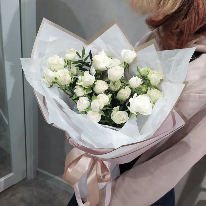 Белоснежные кустовые розы в Санкт-Петербурге