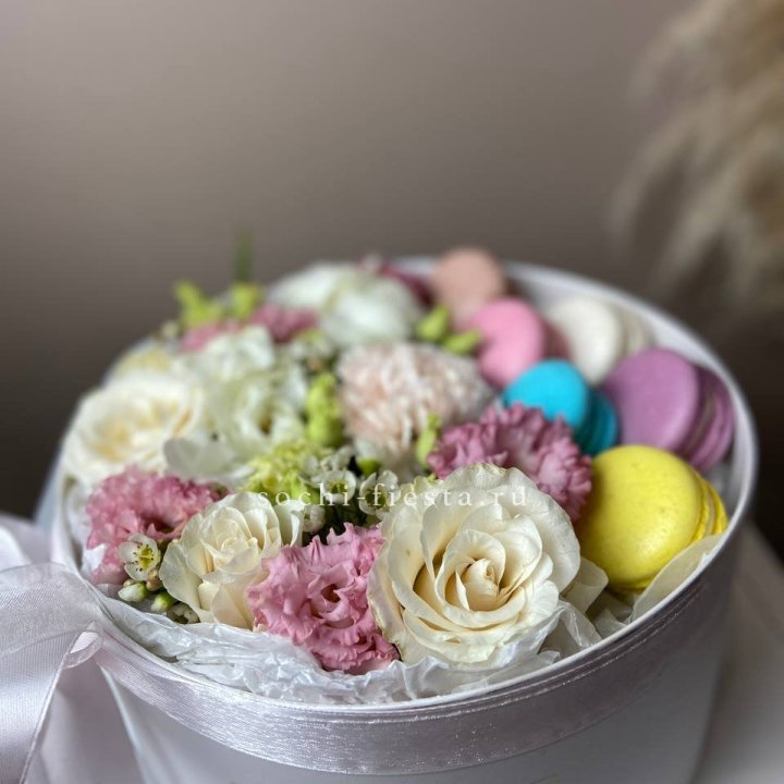 Цветы в цилиндре с макаронс "Прованс" в Санкт-Петербурге