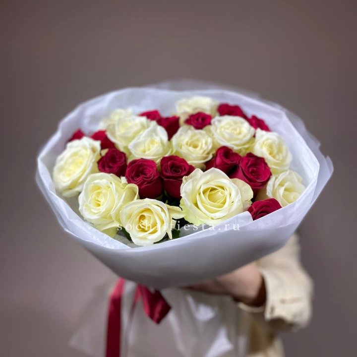 Букет их красных и белых 25 роз в Санкт-Петербурге