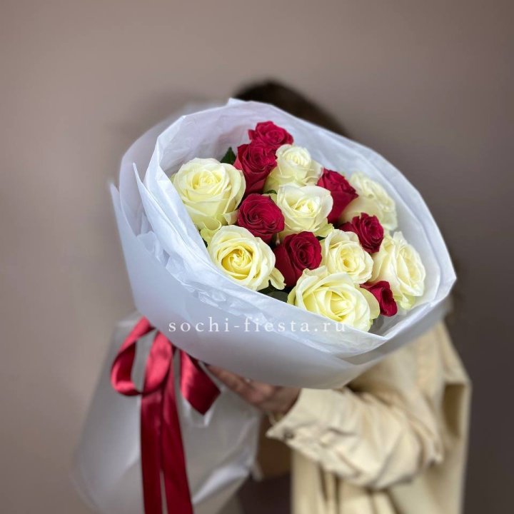 Букет из красных белых 15 роз в Санкт-Петербурге