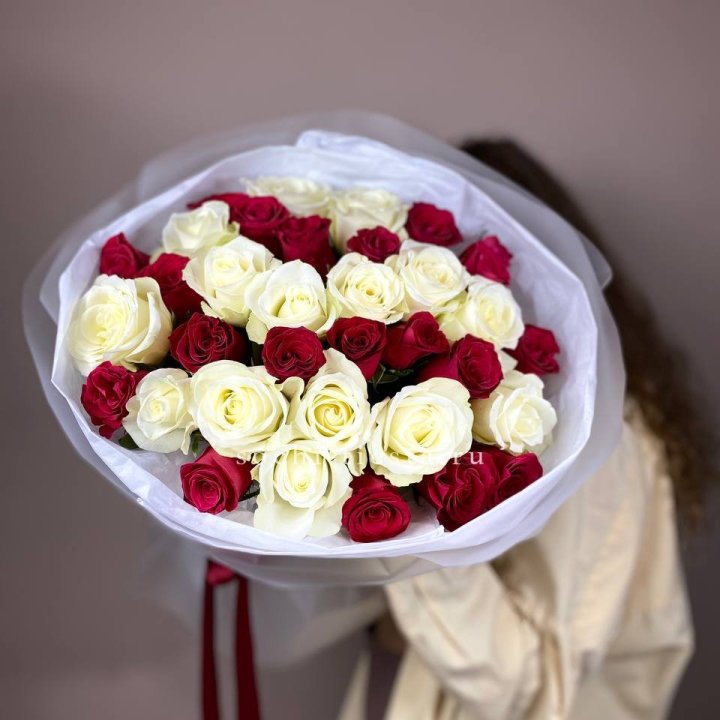 Букет из красных белых 35 роз в Санкт-Петербурге