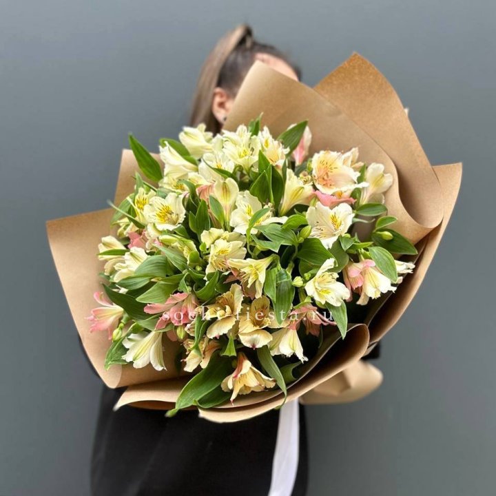 Букет альстромерий в крафте в Санкт-Петербурге