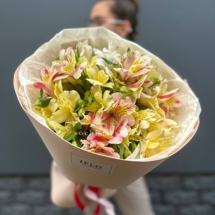 Альстромерии в нежном оформлении в Санкт-Петербурге