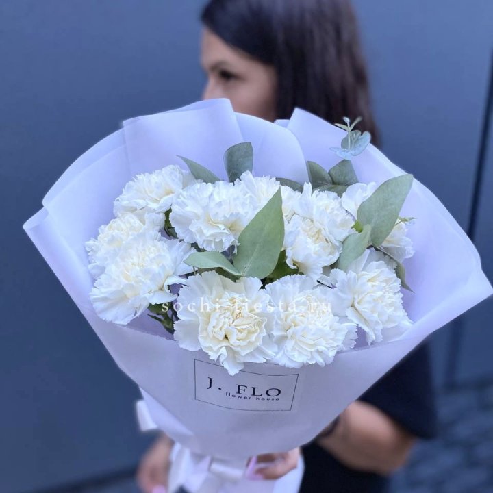 Букет белых диантусов с эвкалиптом в Санкт-Петербурге