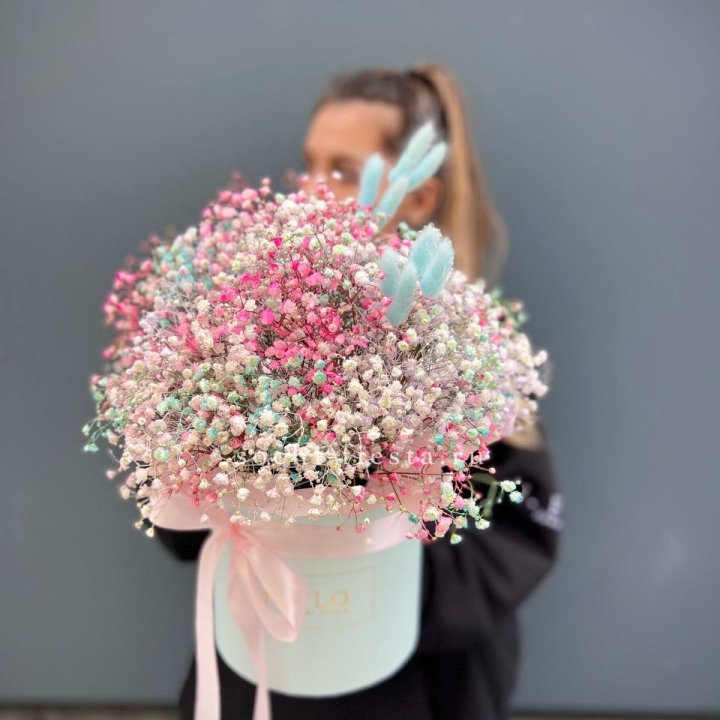 9 Радужных гипсофилы в шляпной коробке в Санкт-Петербурге