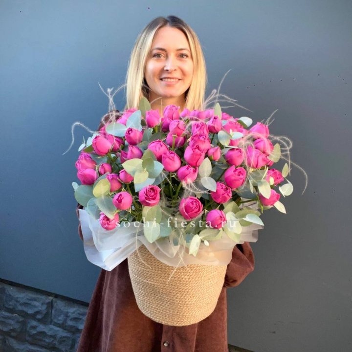 Пионовидные розы  в джутовом кашпо  в Санкт-Петербурге