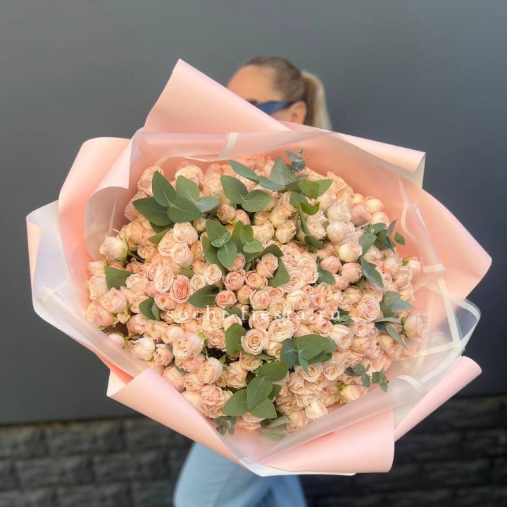 101 кустовая роза с эвкалиптом в Санкт-Петербурге