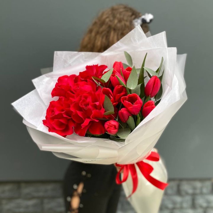 Дуо тюльпаны и розы в Санкт-Петербурге