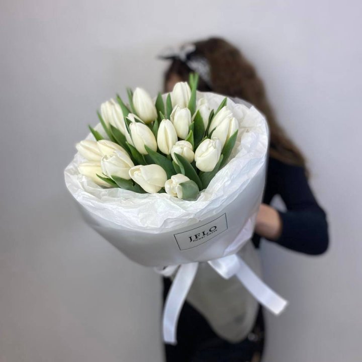  19 белых воздушных тюльпанов в Санкт-Петербурге