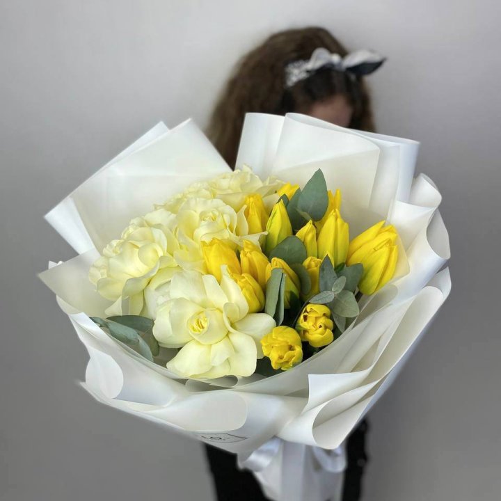 Дуо жёлтые тюльпаны и розы в Санкт-Петербурге