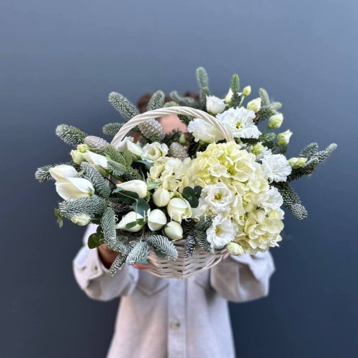 Новогодняя корзина с цветами в Санкт-Петербурге