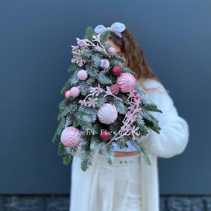 Новогодняя елочка "Розе" в Санкт-Петербурге